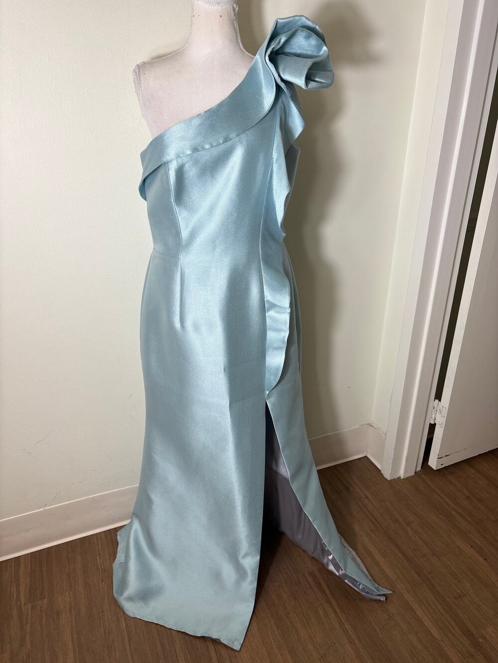 Frascara One Ruffled Shoulder Gown sz 10